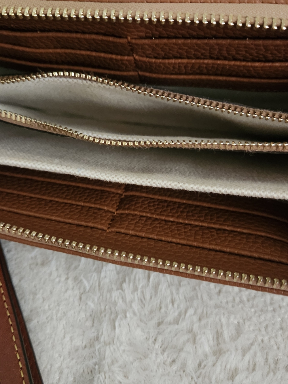 Dooney & Bourke Caramel Brown Pebbled Grain Leather Logo Patch Wallet Wristlet - Picture 6 of 6